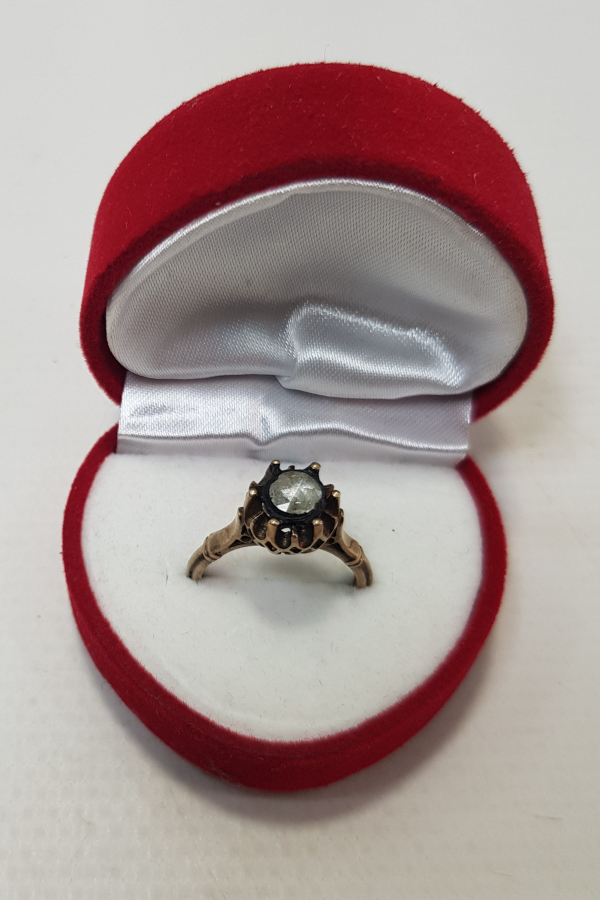 8 AYAR ALTIN ÜZERİ TEK TAŞ ELMAS YÜZÜK 