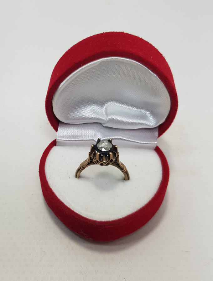 8 AYAR ALTIN ÜZERİ TEK TAŞ ELMAS YÜZÜK 