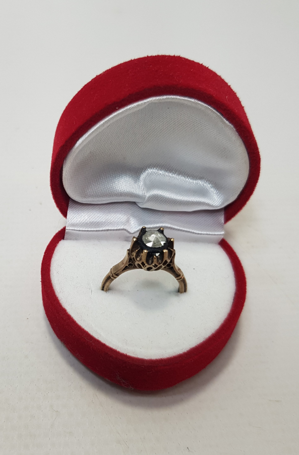 8 AYAR ALTIN ÜZERİ TEK TAŞ ELMAS YÜZÜK 