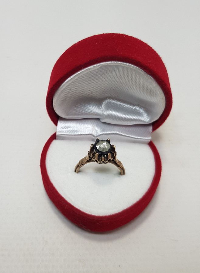 8 AYAR ALTIN ÜZERİ TEK TAŞ ELMAS YÜZÜK 