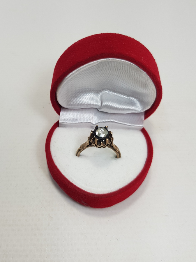 8 AYAR ALTIN ÜZERİ TEK TAŞ ELMAS YÜZÜK 