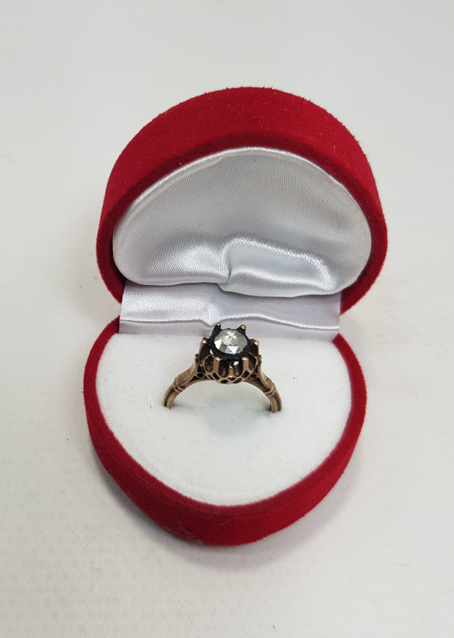 8 AYAR ALTIN ÜZERİ TEK TAŞ ELMAS YÜZÜK 