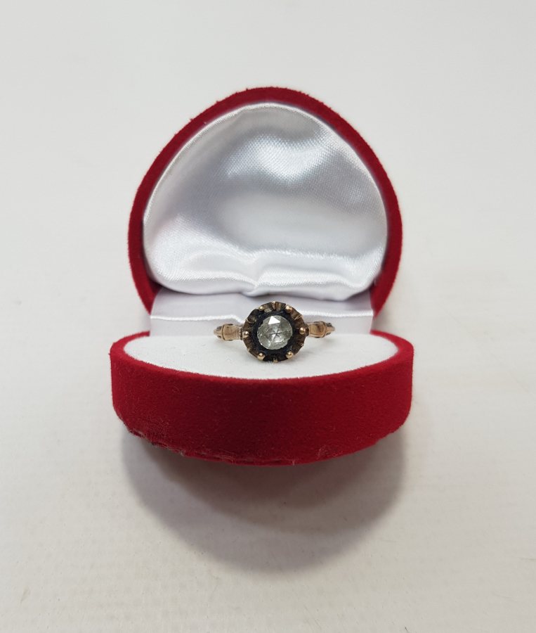 8 AYAR ALTIN ÜZERİ TEK TAŞ ELMAS YÜZÜK 