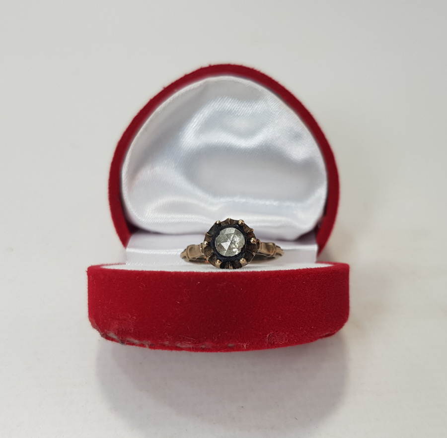 8 AYAR ALTIN ÜZERİ TEK TAŞ ELMAS YÜZÜK 