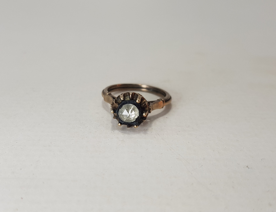 8 AYAR ALTIN ÜZERİ TEK TAŞ ELMAS YÜZÜK 