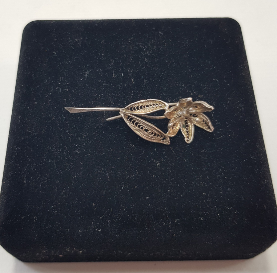 ÇİÇEK FORMLU TELKARİ GÜMÜŞ BROŞ 