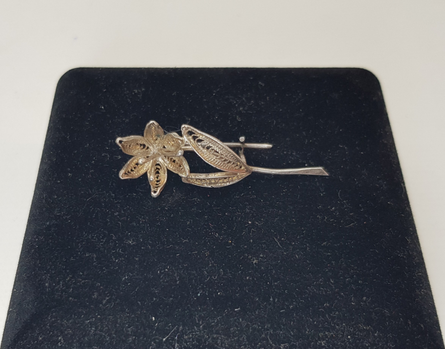 ÇİÇEK FORMLU TELKARİ GÜMÜŞ BROŞ 