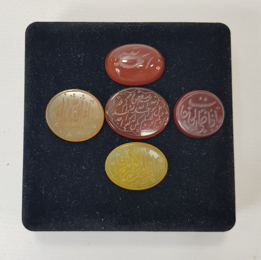 ÜZERLERİ YAZILI 5 ADET AKİK YÜZÜK TAŞI