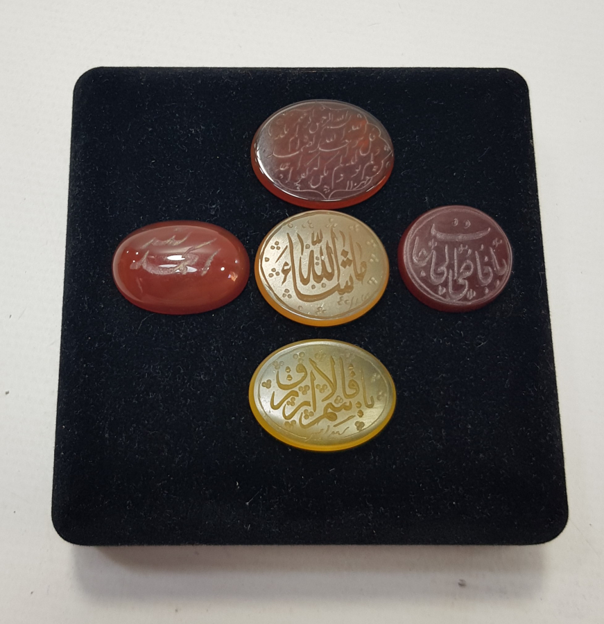 ÜZERLERİ YAZILI 5 ADET AKİK YÜZÜK TAŞI