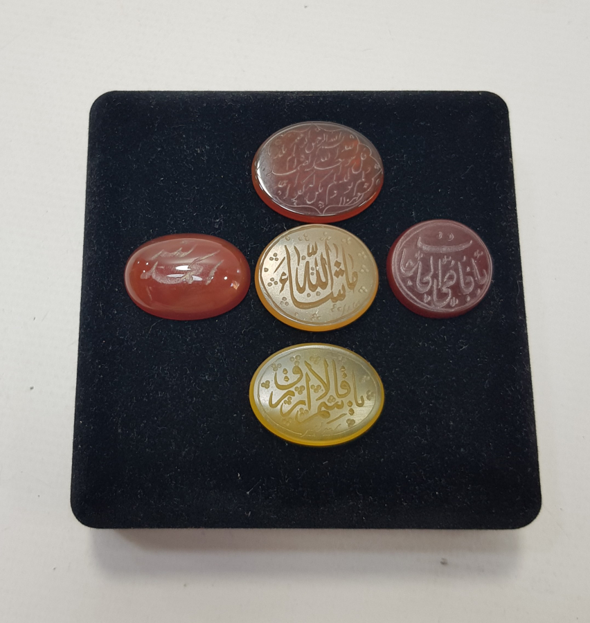 ÜZERLERİ YAZILI 5 ADET AKİK YÜZÜK TAŞI