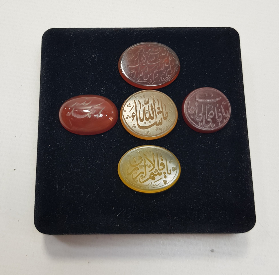 ÜZERLERİ YAZILI 5 ADET AKİK YÜZÜK TAŞI