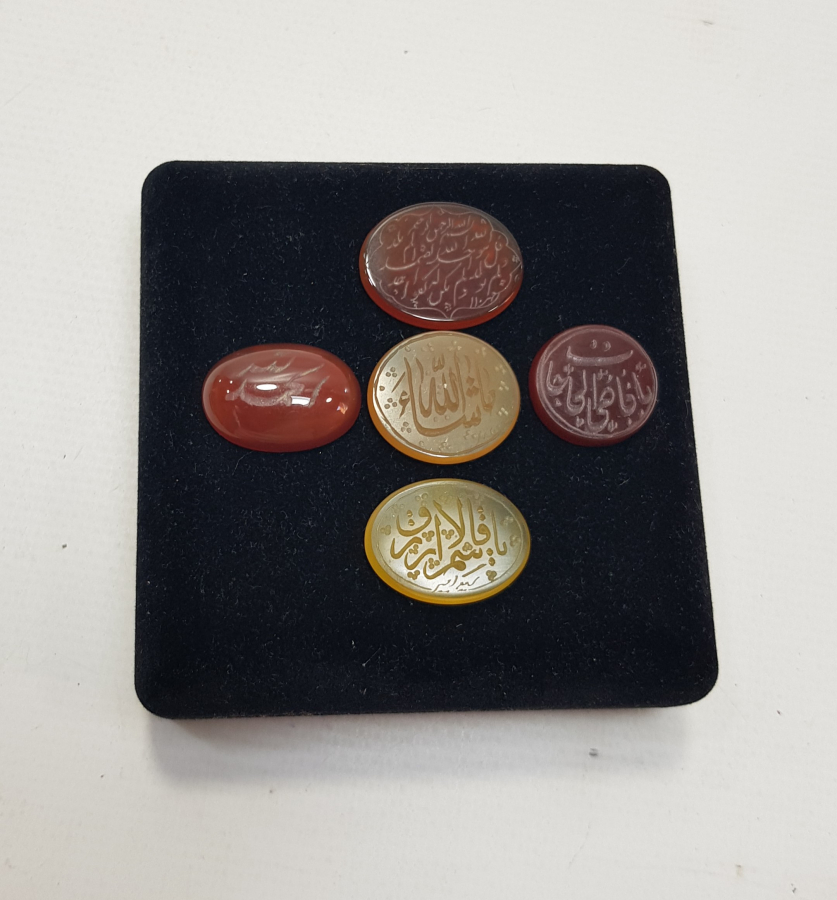 ÜZERLERİ YAZILI 5 ADET AKİK YÜZÜK TAŞI