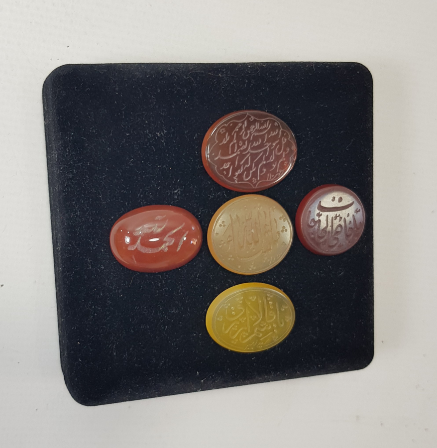 ÜZERLERİ YAZILI 5 ADET AKİK YÜZÜK TAŞI