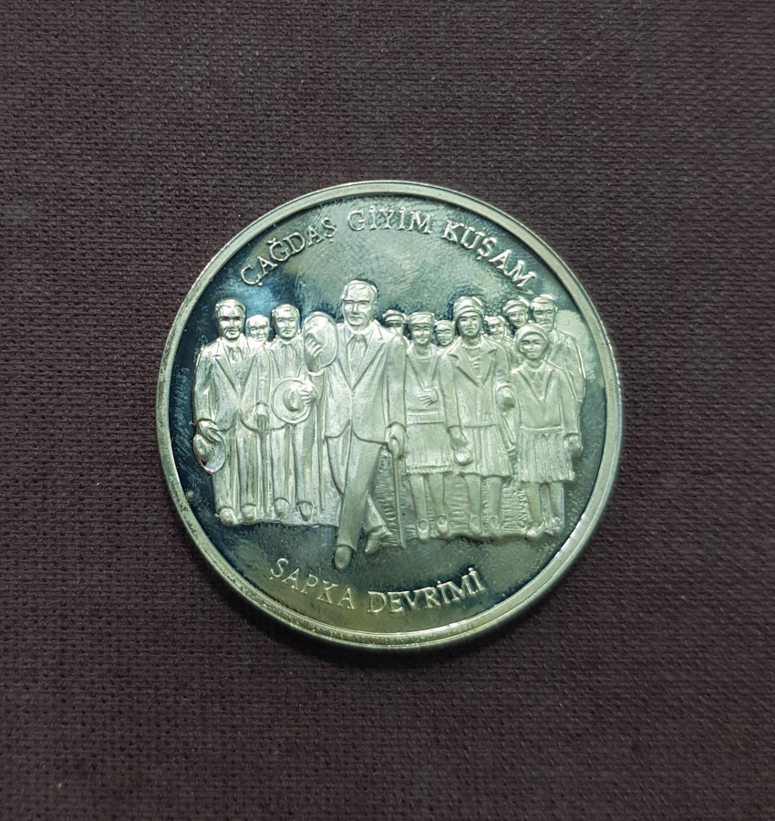 T.C. 75. YILI ŞAPKA DEVRİMİ ATATÜRK'LÜ GÜMÜŞ HATIRA PARA