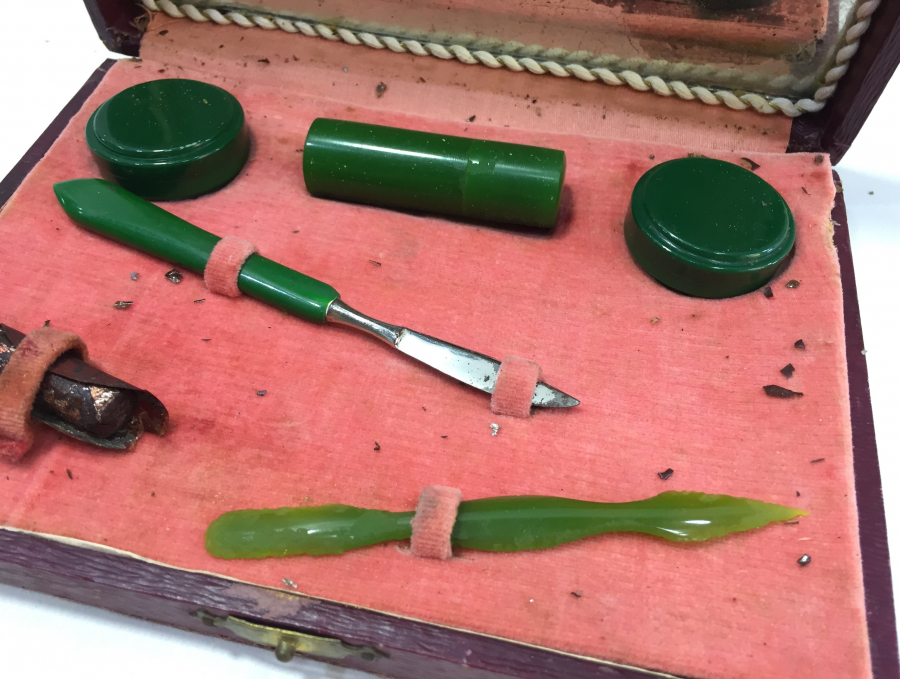 ORJİNAL KUTUSUNDA 1900 BAŞLARI KATALİN MAKYAJ SETİ