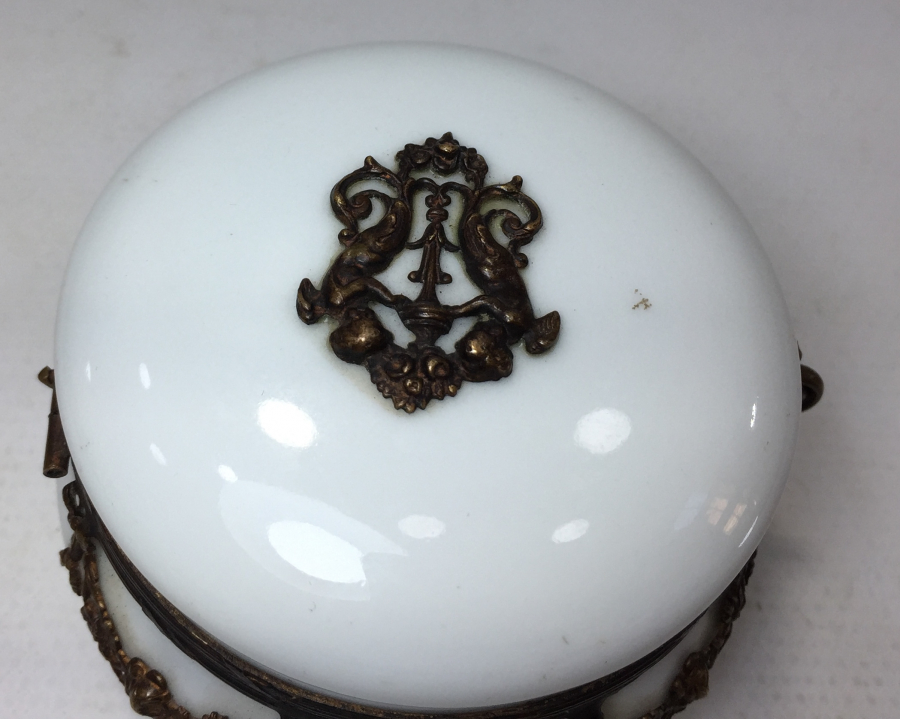 1900 BAŞLARI LİMOGESS OPAL ÜZERİ BRONZ PARÇALARLA SÜSLÜ KAPAKLI MÜCEVHER KUTUSU