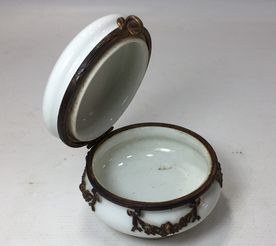 1900 BAŞLARI LİMOGESS OPAL ÜZERİ BRONZ PARÇALARLA SÜSLÜ KAPAKLI MÜCEVHER KUTUSU