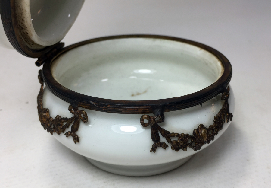 1900 BAŞLARI LİMOGESS OPAL ÜZERİ BRONZ PARÇALARLA SÜSLÜ KAPAKLI MÜCEVHER KUTUSU