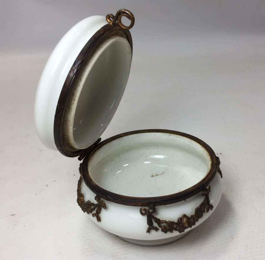 1900 BAŞLARI LİMOGESS OPAL ÜZERİ BRONZ PARÇALARLA SÜSLÜ KAPAKLI MÜCEVHER KUTUSU