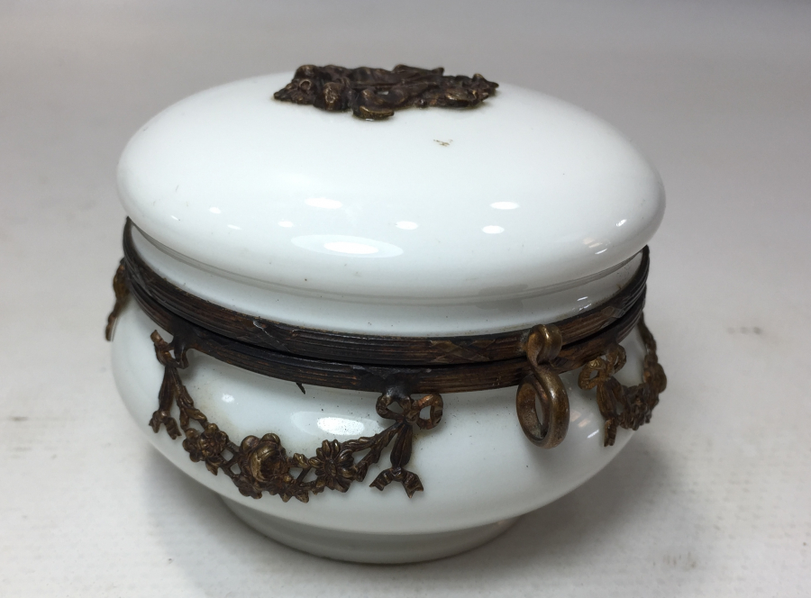 1900 BAŞLARI LİMOGESS OPAL ÜZERİ BRONZ PARÇALARLA SÜSLÜ KAPAKLI MÜCEVHER KUTUSU