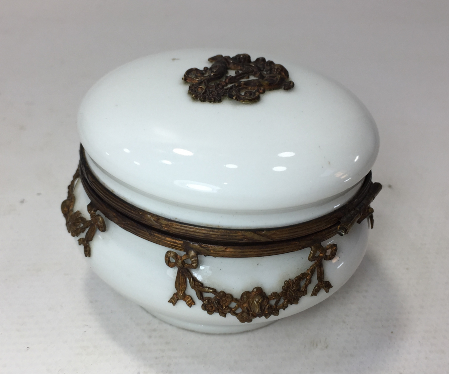 1900 BAŞLARI LİMOGESS OPAL ÜZERİ BRONZ PARÇALARLA SÜSLÜ KAPAKLI MÜCEVHER KUTUSU