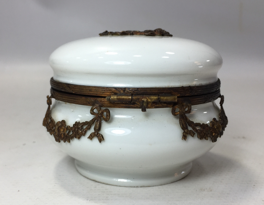 1900 BAŞLARI LİMOGESS OPAL ÜZERİ BRONZ PARÇALARLA SÜSLÜ KAPAKLI MÜCEVHER KUTUSU