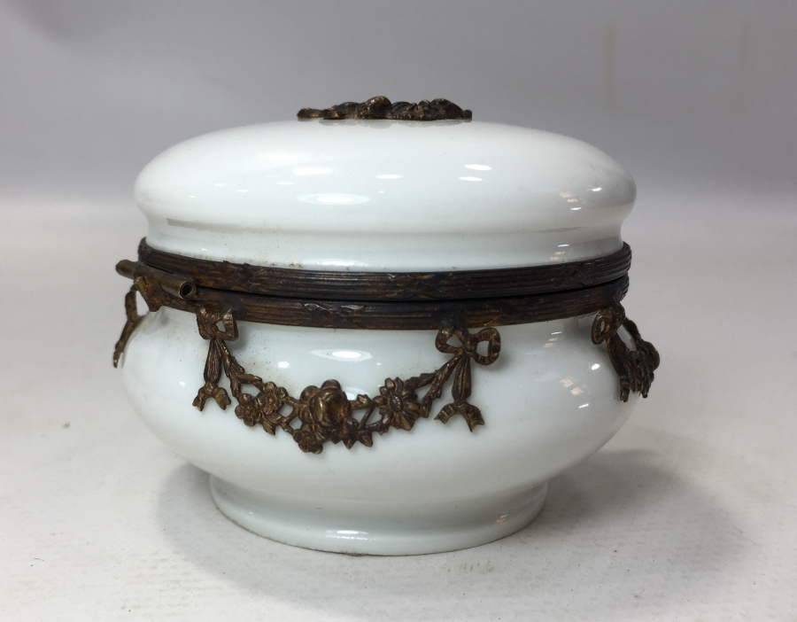 1900 BAŞLARI LİMOGESS OPAL ÜZERİ BRONZ PARÇALARLA SÜSLÜ KAPAKLI MÜCEVHER KUTUSU