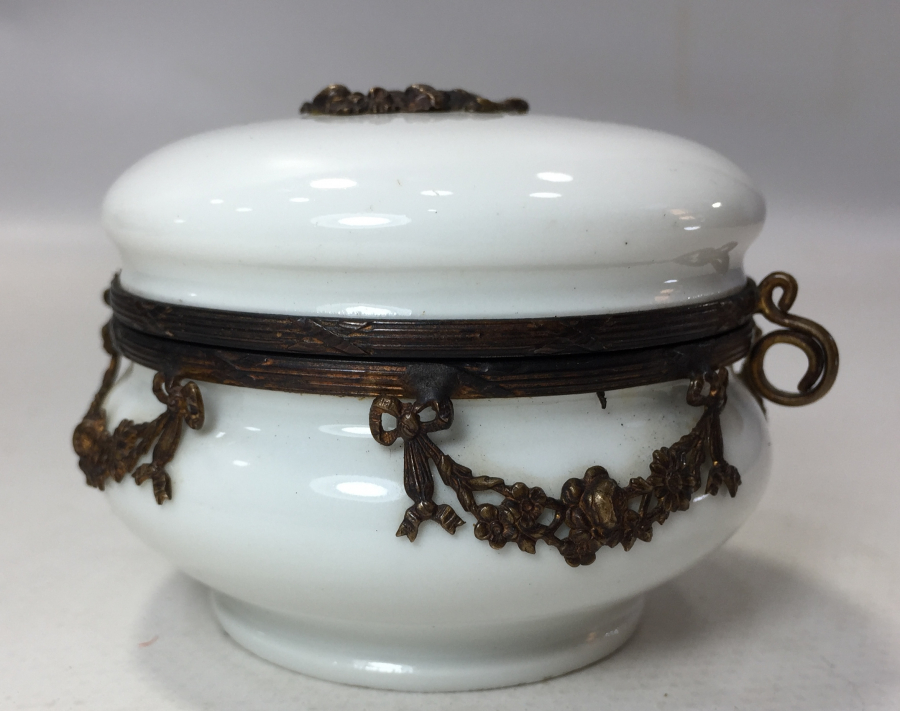 1900 BAŞLARI LİMOGESS OPAL ÜZERİ BRONZ PARÇALARLA SÜSLÜ KAPAKLI MÜCEVHER KUTUSU