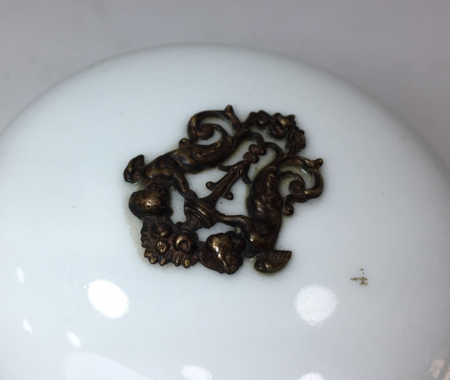 1900 BAŞLARI LİMOGESS OPAL ÜZERİ BRONZ PARÇALARLA SÜSLÜ KAPAKLI MÜCEVHER KUTUSU