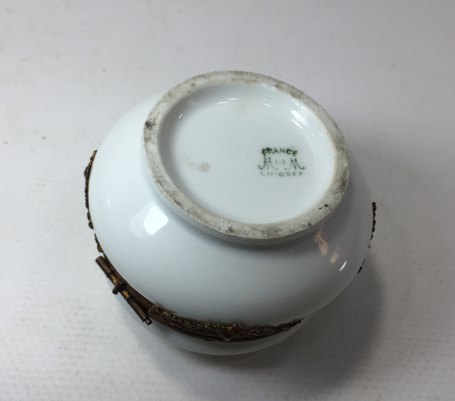 1900 BAŞLARI LİMOGESS OPAL ÜZERİ BRONZ PARÇALARLA SÜSLÜ KAPAKLI MÜCEVHER KUTUSU