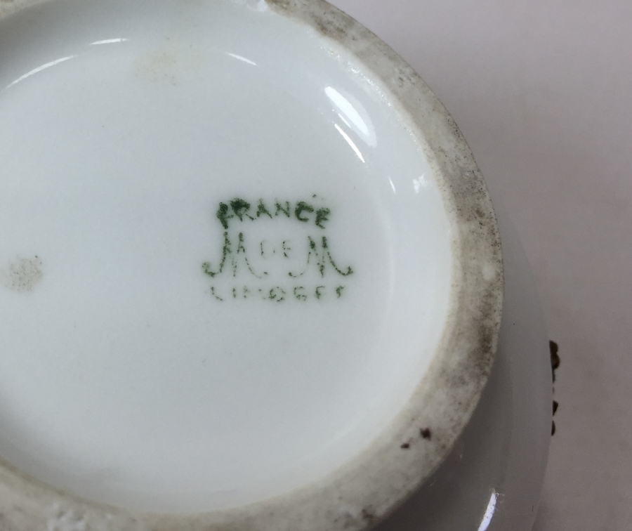 1900 BAŞLARI LİMOGESS OPAL ÜZERİ BRONZ PARÇALARLA SÜSLÜ KAPAKLI MÜCEVHER KUTUSU