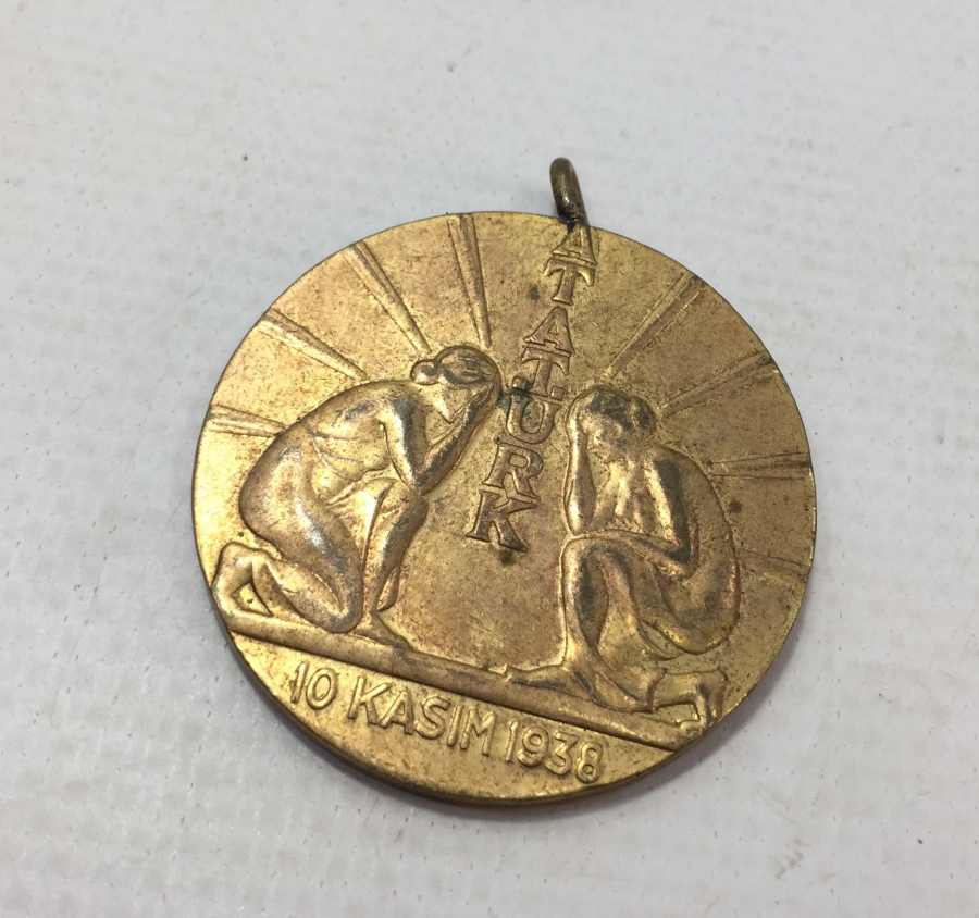 KURTARDIĞIN TÜRK KADINI SANA BAĞLILIĞINI SUNAR YAZILI 1938 YILI MADALYON