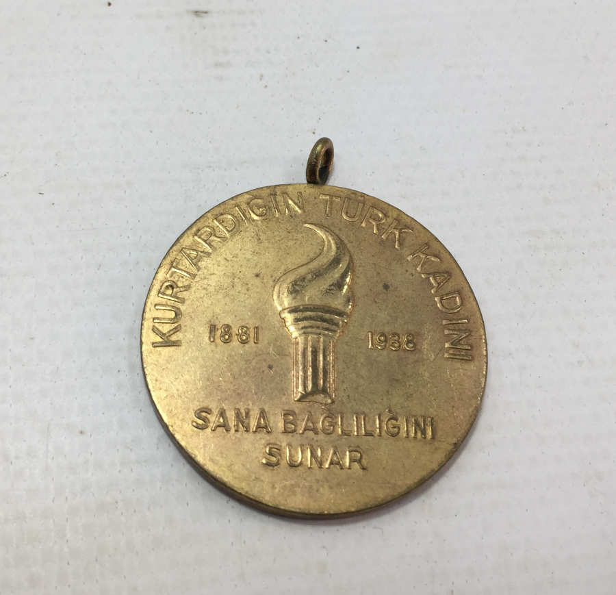 KURTARDIĞIN TÜRK KADINI SANA BAĞLILIĞINI SUNAR YAZILI 1938 YILI MADALYON