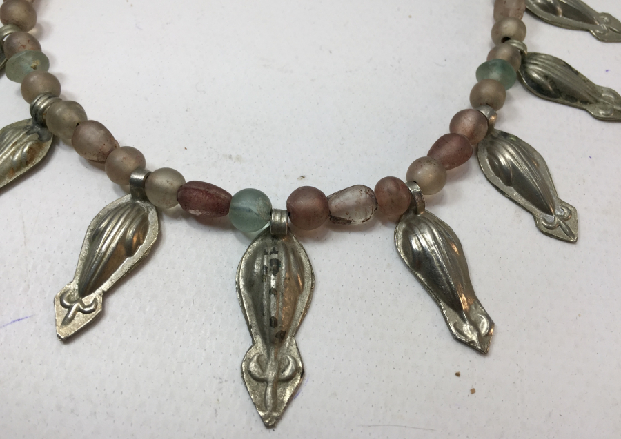 OSMANLI DÖNEMİ ÇARKIFELEK MOTİFLİ NECEF TAŞLARDAN VE KOÇ BAŞI MOTİFLİ GÜMÜŞ PARÇALARDAN OLUŞAN GERDANLIK