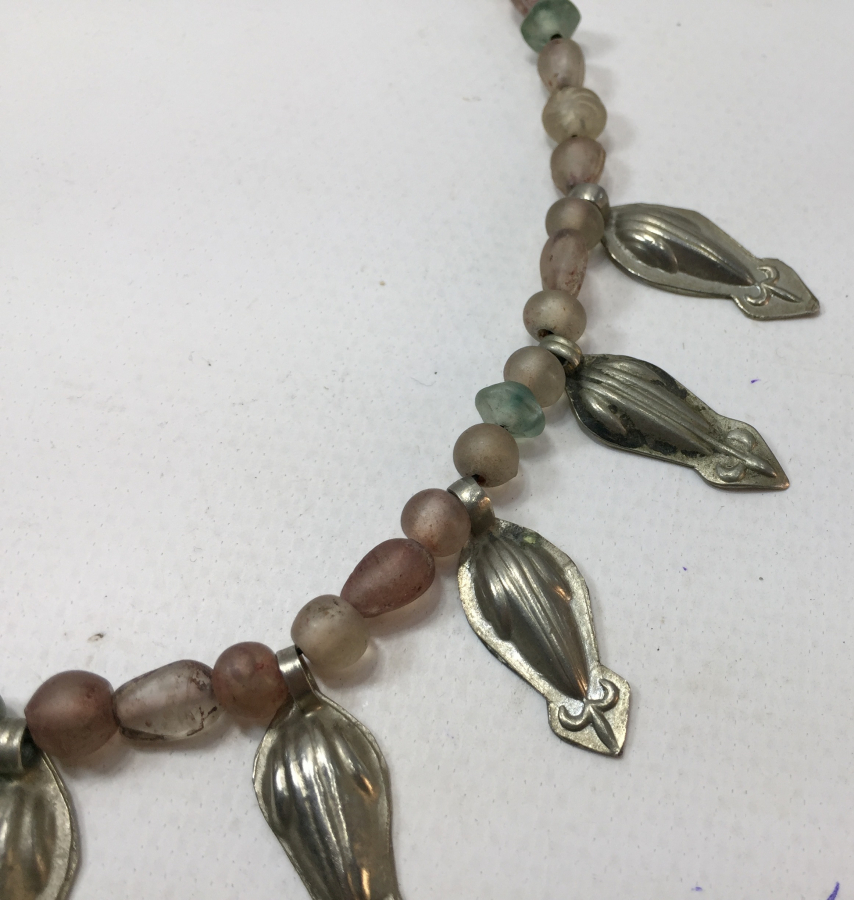 OSMANLI DÖNEMİ ÇARKIFELEK MOTİFLİ NECEF TAŞLARDAN VE KOÇ BAŞI MOTİFLİ GÜMÜŞ PARÇALARDAN OLUŞAN GERDANLIK