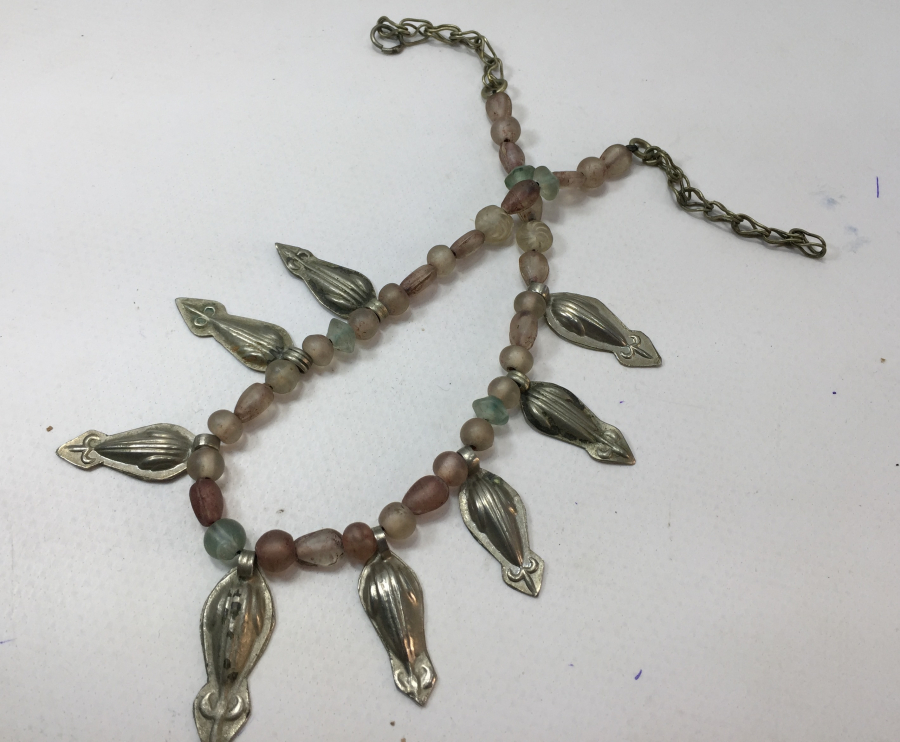 OSMANLI DÖNEMİ ÇARKIFELEK MOTİFLİ NECEF TAŞLARDAN VE KOÇ BAŞI MOTİFLİ GÜMÜŞ PARÇALARDAN OLUŞAN GERDANLIK