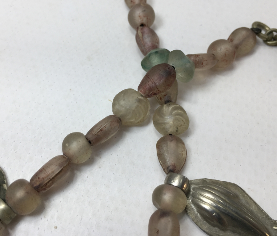 OSMANLI DÖNEMİ ÇARKIFELEK MOTİFLİ NECEF TAŞLARDAN VE KOÇ BAŞI MOTİFLİ GÜMÜŞ PARÇALARDAN OLUŞAN GERDANLIK