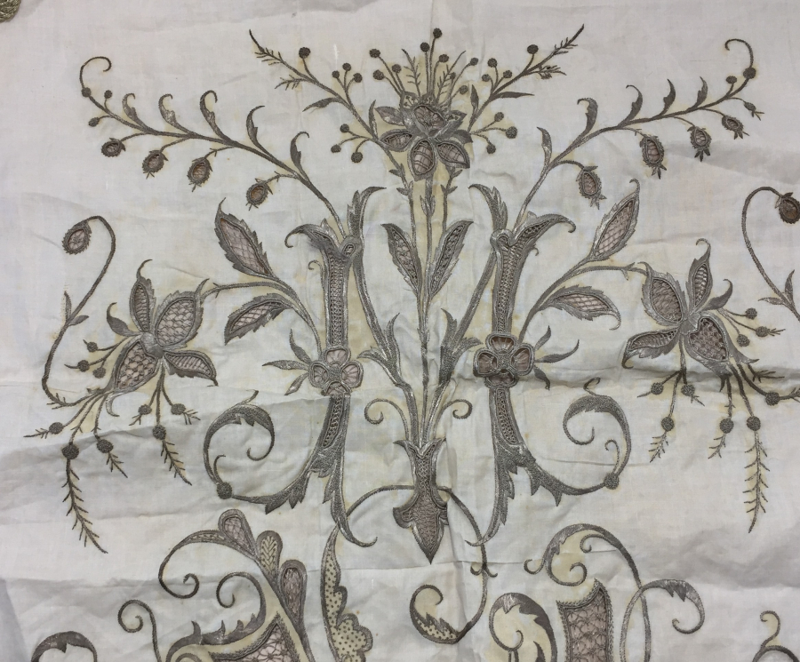 OSMANLI DÖNEMİ ÜZERİ İNSİYALLİ İPEK ATLAS ÜZERİ GÜMÜŞ SIRMA İŞÇİLİKLİ BOHÇA