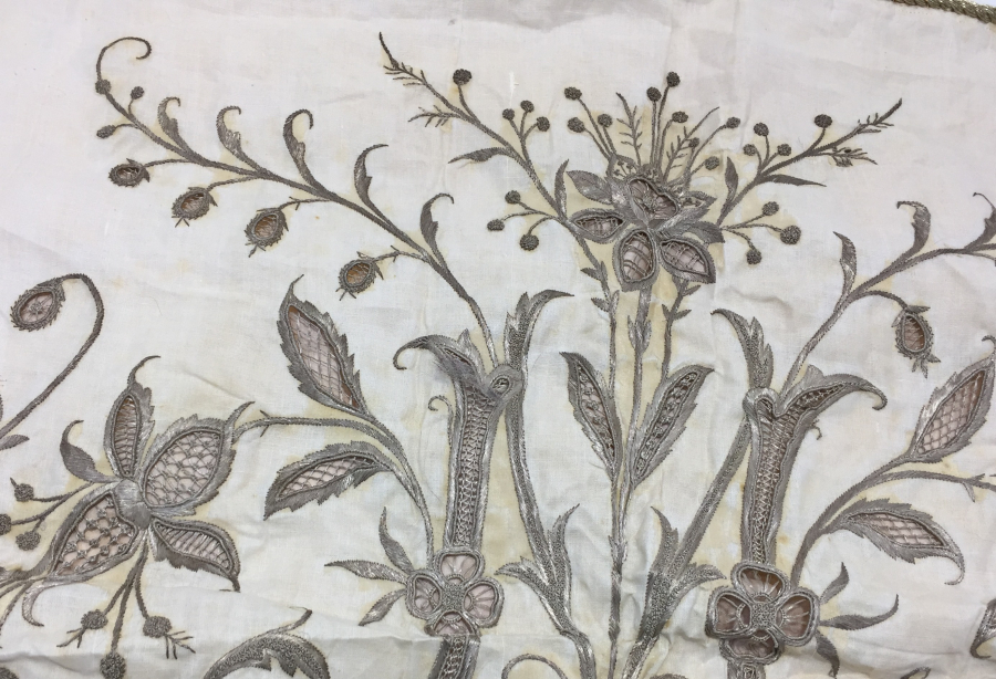 OSMANLI DÖNEMİ ÜZERİ İNSİYALLİ İPEK ATLAS ÜZERİ GÜMÜŞ SIRMA İŞÇİLİKLİ BOHÇA