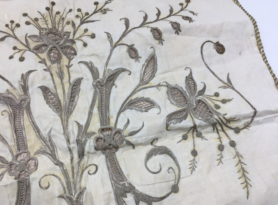 OSMANLI DÖNEMİ ÜZERİ İNSİYALLİ İPEK ATLAS ÜZERİ GÜMÜŞ SIRMA İŞÇİLİKLİ BOHÇA
