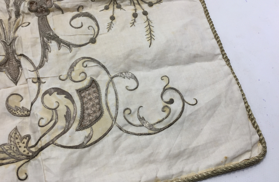OSMANLI DÖNEMİ ÜZERİ İNSİYALLİ İPEK ATLAS ÜZERİ GÜMÜŞ SIRMA İŞÇİLİKLİ BOHÇA