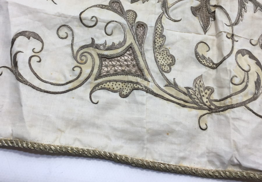 OSMANLI DÖNEMİ ÜZERİ İNSİYALLİ İPEK ATLAS ÜZERİ GÜMÜŞ SIRMA İŞÇİLİKLİ BOHÇA