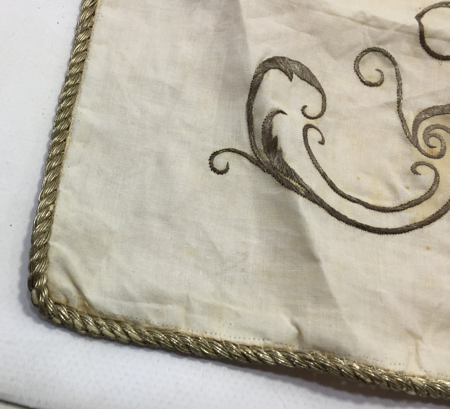 OSMANLI DÖNEMİ ÜZERİ İNSİYALLİ İPEK ATLAS ÜZERİ GÜMÜŞ SIRMA İŞÇİLİKLİ BOHÇA