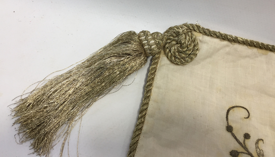 OSMANLI DÖNEMİ ÜZERİ İNSİYALLİ İPEK ATLAS ÜZERİ GÜMÜŞ SIRMA İŞÇİLİKLİ BOHÇA