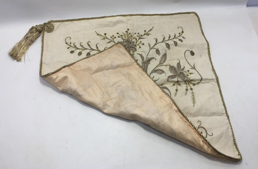 OSMANLI DÖNEMİ ÜZERİ İNSİYALLİ İPEK ATLAS ÜZERİ GÜMÜŞ SIRMA İŞÇİLİKLİ BOHÇA