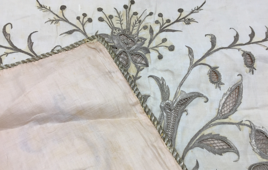 OSMANLI DÖNEMİ ÜZERİ İNSİYALLİ İPEK ATLAS ÜZERİ GÜMÜŞ SIRMA İŞÇİLİKLİ BOHÇA