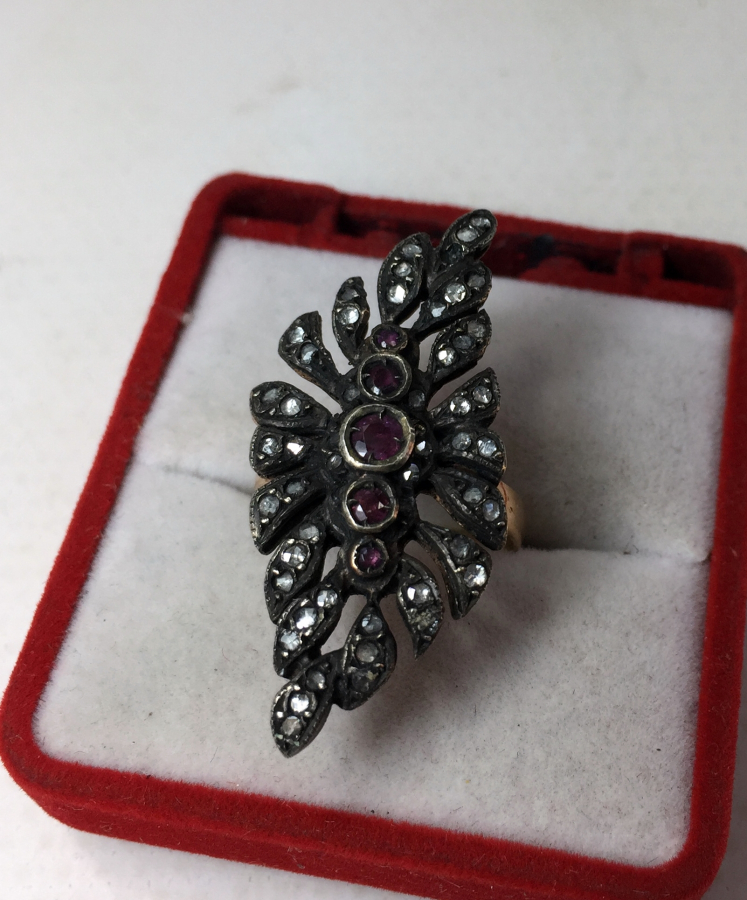 ÜZERİ ELMAS VE YAKUT TAŞLARLA SÜSLÜ ALTIN YÜZÜK