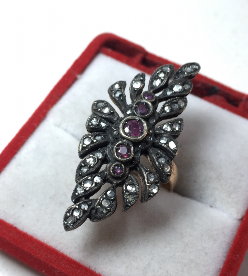 ÜZERİ ELMAS VE YAKUT TAŞLARLA SÜSLÜ ALTIN YÜZÜK