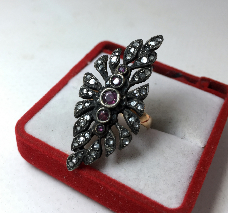 ÜZERİ ELMAS VE YAKUT TAŞLARLA SÜSLÜ ALTIN YÜZÜK