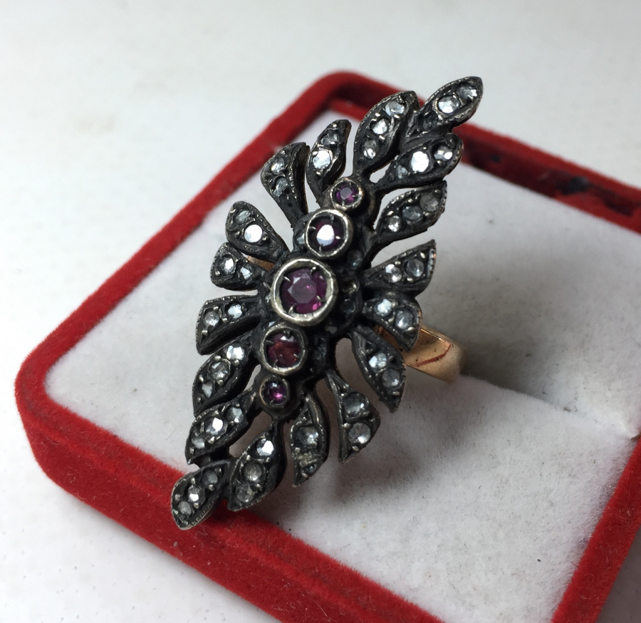 ÜZERİ ELMAS VE YAKUT TAŞLARLA SÜSLÜ ALTIN YÜZÜK